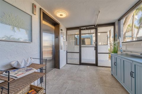 Condo in Redington Shores, Florida, 2 bedrooms  № 1521785 - photo 7