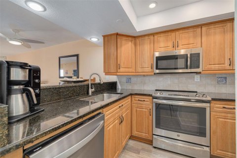 Condo in Redington Shores, Florida, 2 bedrooms  № 1521785 - photo 17