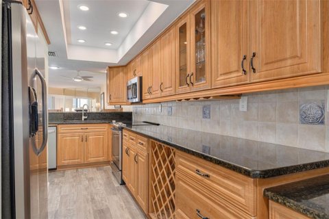 Condo in Redington Shores, Florida, 2 bedrooms  № 1521785 - photo 16