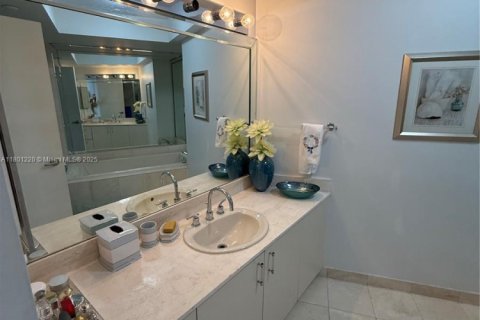 Condo in Aventura, Florida, 2 bedrooms  № 1869933 - photo 12
