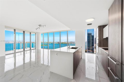 Condominio en alquiler en Miami, Florida, 3 dormitorios, 173.54 m2 № 1954342 - foto 2