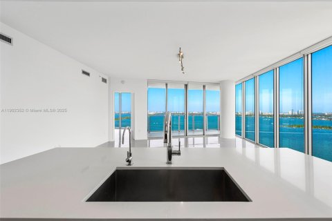 Condominio en alquiler en Miami, Florida, 3 dormitorios, 173.54 m2 № 1954342 - foto 3