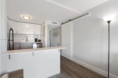 Condominio en North Miami Beach, Florida, 2 dormitorios № 2090690