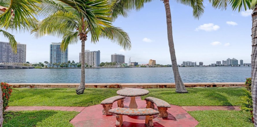 Condominio en Miami Beach, Florida, 1 dormitorio № 1932609