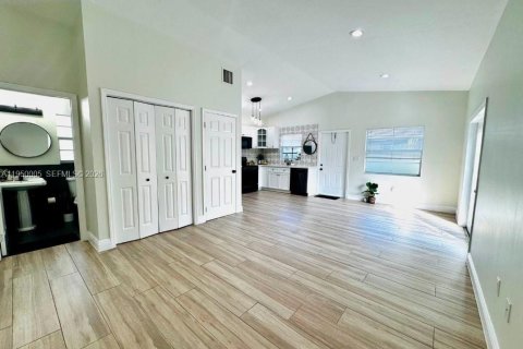 Villa ou maison à louer à Fort Lauderdale, Floride: 2 chambres, 83.61 m2 № 2006734 - photo 4