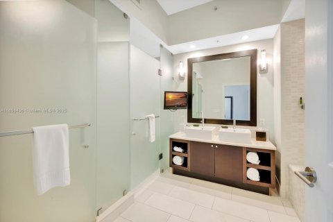 Condominio en venta en Doral, Florida, 1 dormitorio, 65.5 m2 № 1961740 - foto 3