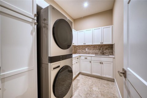 House in Sarasota, Florida 3 bedrooms, 276.48 sq.m. № 2221588 - photo 14