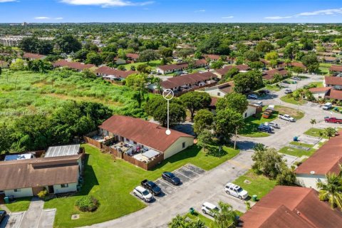 House in Homestead, Florida 3 bedrooms, 111.48 sq.m. № 2015115 - photo 27