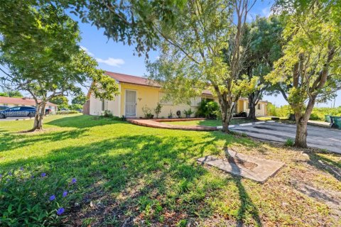 House in Homestead, Florida 3 bedrooms, 111.48 sq.m. № 2015115