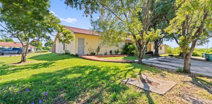 House in Homestead, Florida 3 bedrooms, 111.48 sq.m. № 2015115