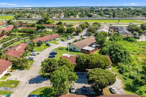 House in Homestead, Florida 3 bedrooms, 111.48 sq.m. № 2015115 - photo 26