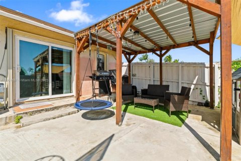 House in Homestead, Florida 3 bedrooms, 111.48 sq.m. № 2015115 - photo 22