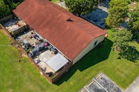 House in Homestead, Florida 3 bedrooms, 111.48 sq.m. № 2015115 - photo 28