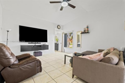 House in Homestead, Florida 3 bedrooms, 111.48 sq.m. № 2015115 - photo 7