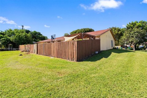 House in Homestead, Florida 3 bedrooms, 111.48 sq.m. № 2015115 - photo 24