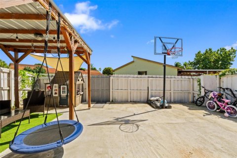 House in Homestead, Florida 3 bedrooms, 111.48 sq.m. № 2015115 - photo 21