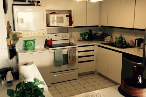 Studio in the Condo in Miami, Florida  № 2000392