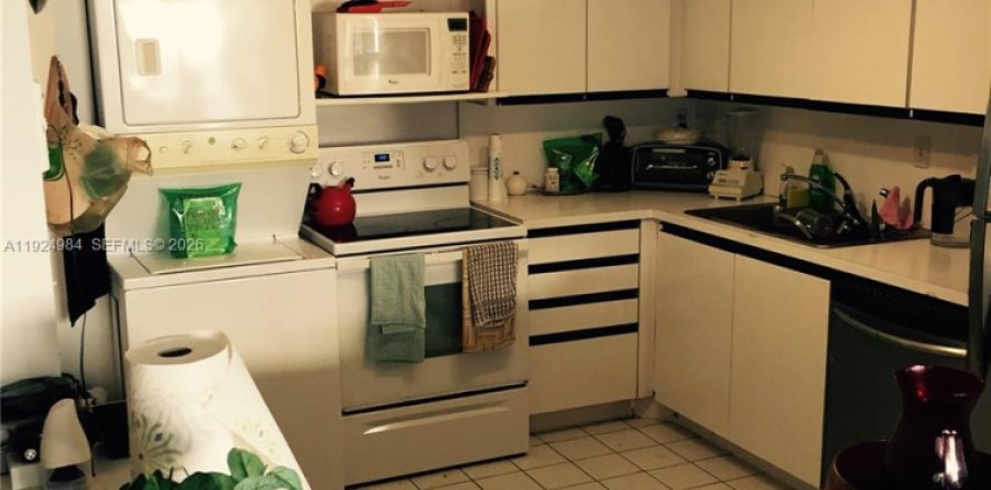 Studio in the Condo in Miami, Florida  № 2000392