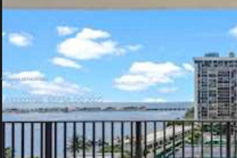 Condo in Miami, Florida  № 2000392 - photo 8