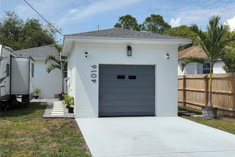House in Saint Petersburg, Florida 2 bedrooms, 76.18 sq.m. № 2224745 - photo 2