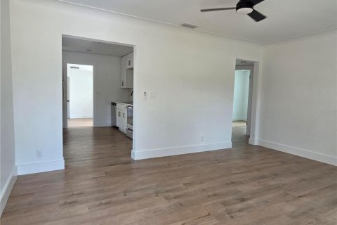 House in Saint Petersburg, Florida 2 bedrooms, 76.18 sq.m. № 2224745 - photo 5