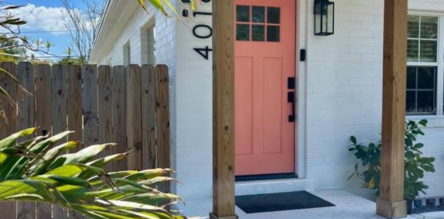 House in Saint Petersburg, Florida 2 bedrooms, 76.18 sq.m. № 2224745