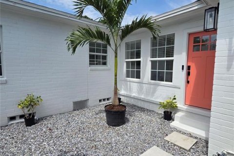 House in Saint Petersburg, Florida 2 bedrooms, 76.18 sq.m. № 2224745 - photo 3
