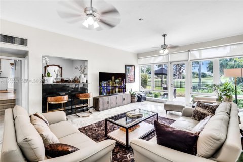 Купить виллу или дом в Майами-Бич, Флорида 3 спальни, 377.28м2, № 1991239 - фото 15