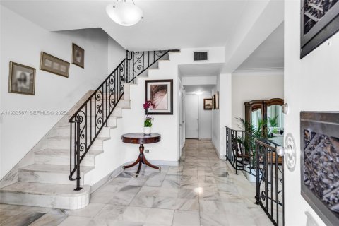 Купить виллу или дом в Майами-Бич, Флорида 3 спальни, 377.28м2, № 1991239 - фото 11