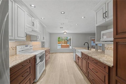 House in Lakeland, Florida 4 bedrooms, 245.73 sq.m. № 2201626 - photo 7
