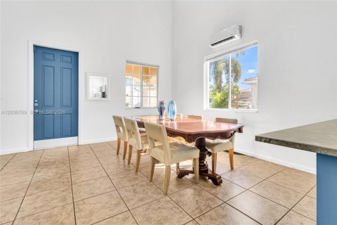 Villa ou maison à vendre à Miami Gardens, Floride: 5 chambres, 226.77 m2 № 2087867 - photo 4
