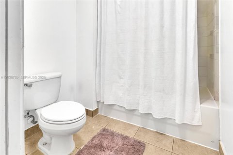 Villa ou maison à vendre à Miami Gardens, Floride: 5 chambres, 226.77 m2 № 2087867 - photo 16