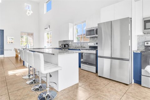 Villa ou maison à vendre à Miami Gardens, Floride: 5 chambres, 226.77 m2 № 2087867 - photo 2