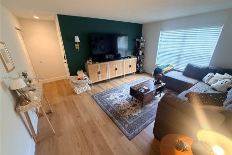 Condo in Plantation, Florida, 2 bedrooms  № 2421448 - photo 3