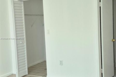 Condominio en alquiler en Miami, Florida, 2 dormitorios, 83.43 m2 № 1973134 - foto 16