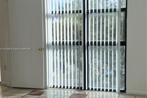 Condominio en alquiler en Miami, Florida, 2 dormitorios, 83.43 m2 № 1973134 - foto 13