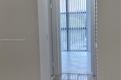 Condominio en alquiler en Miami, Florida, 2 dormitorios, 83.43 m2 № 1973134 - foto 19