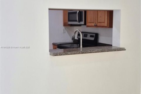 Condominio en alquiler en Miami, Florida, 2 dormitorios, 83.43 m2 № 1973134 - foto 6