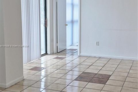 Condominio en alquiler en Miami, Florida, 2 dormitorios, 83.43 m2 № 1973134 - foto 11