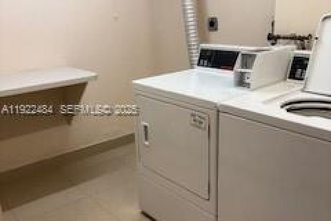 Condominio en venta en Hallandale Beach, Florida, 1 dormitorio, 102.19 m2 № 1977143 - foto 9