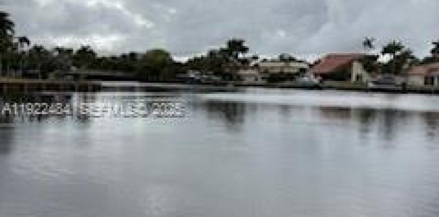 Condominio en Hallandale Beach, Florida, 1 dormitorio  № 1977143