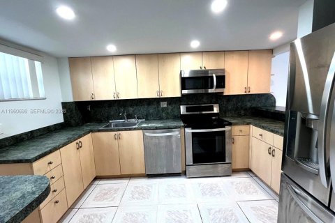 Copropriété à louer à Miami, Floride: 3 chambres, 142.88 m2 № 2024323 - photo 15