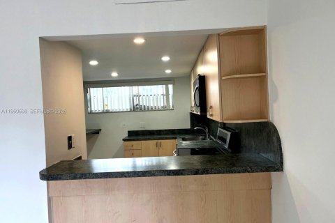 Copropriété à louer à Miami, Floride: 3 chambres, 142.88 m2 № 2024323 - photo 16