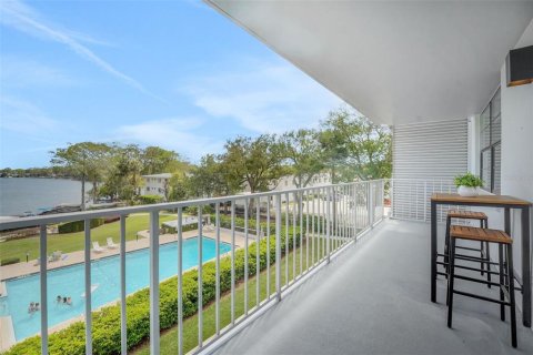 Condo in Maitland, Florida, 2 bedrooms № 2103522 - photo 12