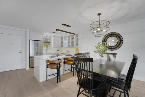 Condo in Maitland, Florida, 2 bedrooms № 2103522 - photo 7