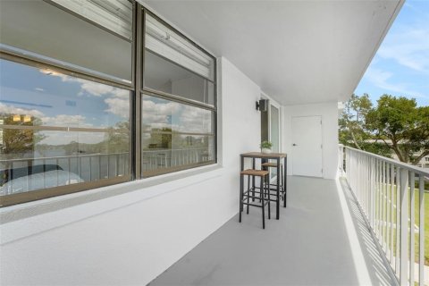 Condo in Maitland, Florida, 2 bedrooms № 2103522 - photo 13
