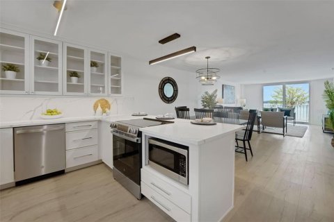 Condo in Maitland, Florida, 2 bedrooms № 2103522 - photo 3