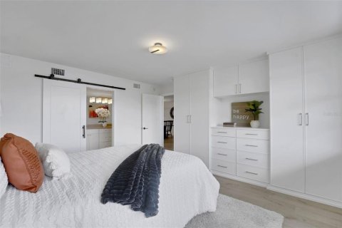 Condo in Maitland, Florida, 2 bedrooms № 2103522 - photo 16