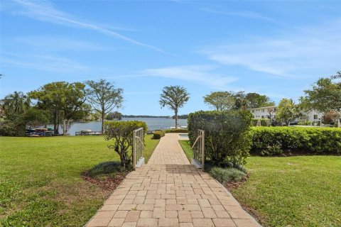 Condo in Maitland, Florida, 2 bedrooms № 2103522 - photo 30