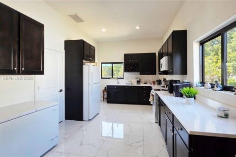 House in LaBelle, Florida 3 bedrooms, 173.91 sq.m. № 2076764 - photo 13